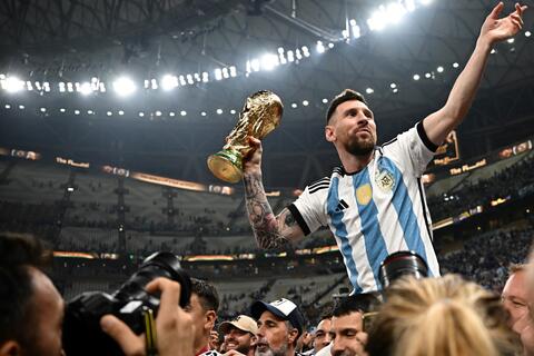 رونالدو: البرازيليون سعيدون من أجل ميسي