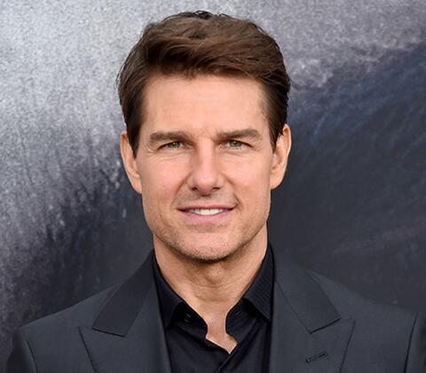 توم كروز يحتفل بنجاح فيلم Top Gun بطريقة جنونية ومثيرة