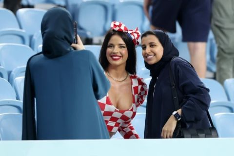 ملكة جمال كرواتيا بإطلالة فاضحة في مونديال قطر