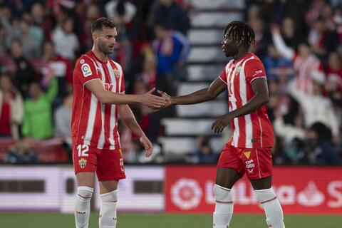 الدوري الإسباني: آلميريا المتواضع يحقق المفاجأة ويتغلب على برشلونة المتصدر