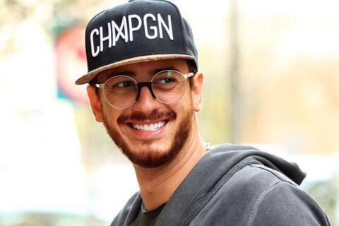 شاهد لحظة وصول سعد لمجرد إلى المحكمة.. وزوجته ممسكة بيده