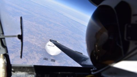 Pilot takes selfie with Chinese balloon