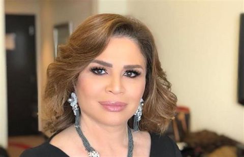 بالصور: إلهام شاهين تؤدي مناسك العمرة