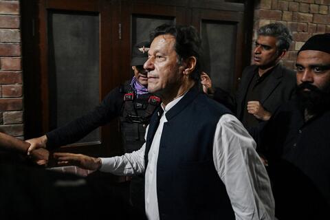 عمران خان يتوجه إلى اسلام أباد.. اجراءات أمنية مشددة في محيط المحكمة