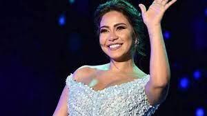 كاريس بشار أم شيرين عبدالوهاب؟ .. صورة تثير حيرة الجمهور