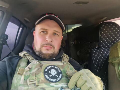 Video: Russian military blogger receives figurine rigged with explosives