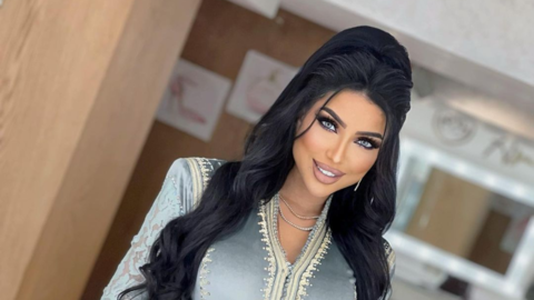 دنيا بطمة تثير الجدل برأس جديد.. 