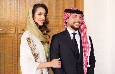 بعد 30 عامًا.. شاهد بطاقة دعوة زفاف الملك عبدالله والملكة رانيا 