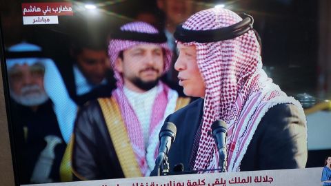 ثمانينية اردنية تضع بصمتها في عرس الامير حسين