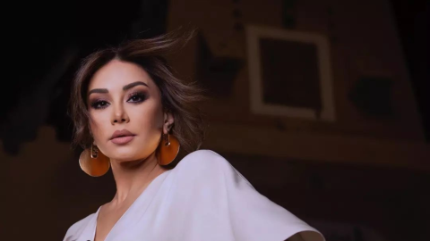 بدلة كاريس بشار تعرضها للسخرية.. والمتابعون يشبهونها بـ
