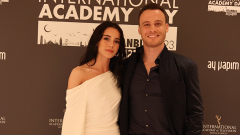 Hafsanur Sancaktutan gives Kerem Bürsin a kiss