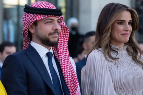 بدشداشة يوم الجمعة.. الملكة رانيا تهنئ الأمير الحسين بصورة لطيفة