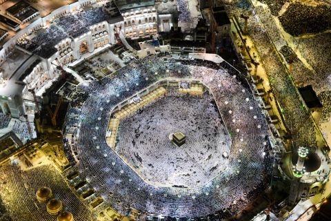 Video: Lightning strikes clock tower in Mecca 