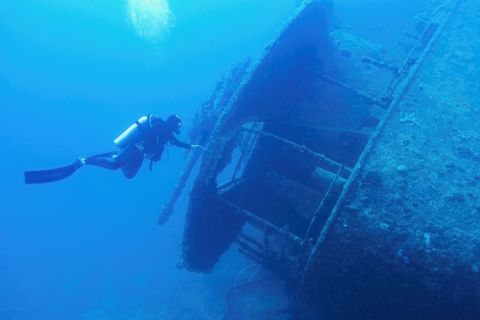 Will emergency oxygen be enough to save Titanic sub?