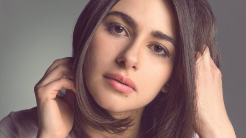 نسرين جواد زادة تخلع ملابسها أمام الناس وتنام عاريّة على شاطىء البحر (صور)