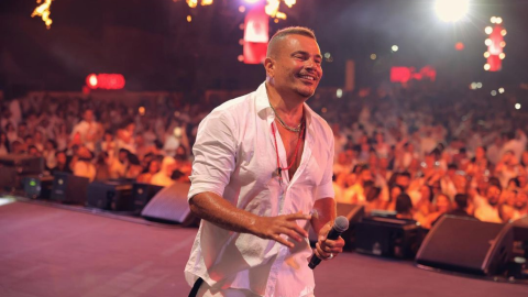 شاربا عمرو دياب يعرضانه للسخرية.. 