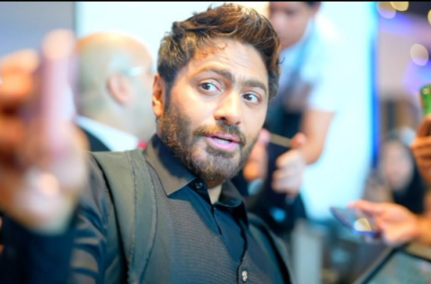  Tamer Hosny cries, stops concert after fan faints