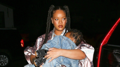 Rihanna’s unzipped pants is the talk of social media