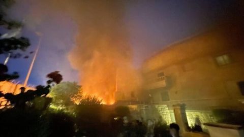 حشود غاضبة تحرق مبنى سفارة السويد في بغداد (فيديو وصور)