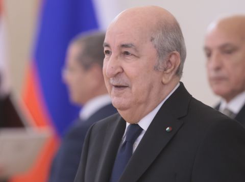 رئيس الجزائر تبون يردد عبارات تهاجم فرنسا (فيديو)