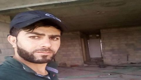 شاهد قناص اسرائيلي يعدم فلسطينيا حاول اسعاف صديقه المصاب