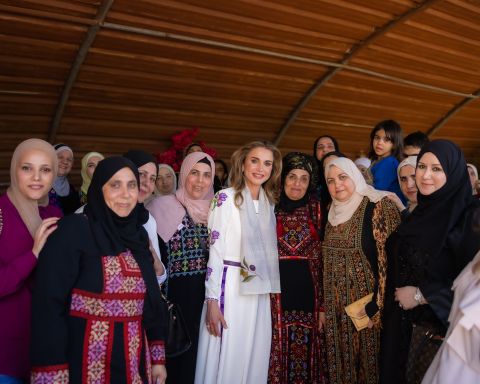 الملكة رانيا تحتفل بعيد ميلادها مع سيدات مطبخ فريال الإنتاجي