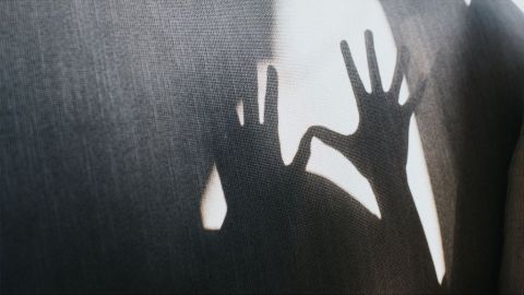 ساحر باكستاني يثير الجدل بشفاء المرضى باللمس (فيديو)