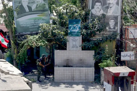 تصدى لهم ببراعة.. معركة عنيفة بين أتراك وسائح هولندي (فيديو)