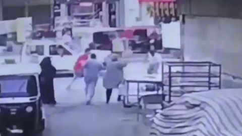 جريمة مروِّعة تهز مصر: مقتل امرأة طعنا أمام المارة في الشارع (فيديو)