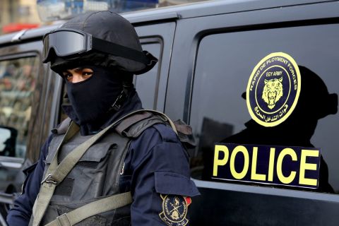 جريمة بشعة تهز القاهرة: امرأة وزوجها وابنهما يقتلون بوحشية
