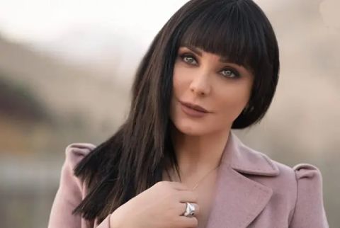 إطلالة جريئة لسلاف فواخرجي من على شاطىء البحر