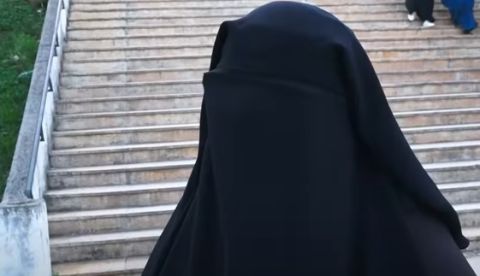 مصر تحظر النقاب في مدارسها وتسمح بالحجاب بشروط