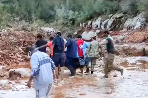 شاهد.. أب ينهار لحظة انتشال جثة طفله من تحت الأنقاض في درنة