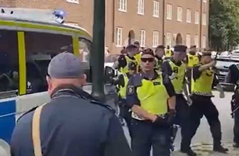 السويد تعتقل متظاهرين حاولا منع موميكا من حرق المصحف مرة جديدة