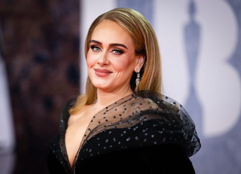 أديل وفية للون الأسود بفساتين راقية والمصممون العرب يرسمون أناقتها 