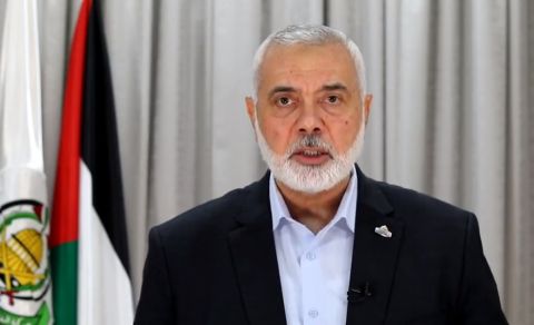 سان لوران تكتسح أسبوع الموضة في باريس تحت أنوار برج إيفيل
