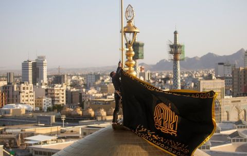 رفع الراية السوداء في مدينة مشهد الإيرانية.. دعوة للحرب أم للانتقام؟