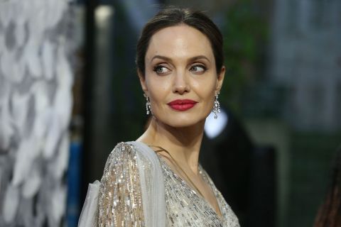 أنجلينا جولي مغنية أوبرا في فيلم Maria.. وتطل بنظارة طبية