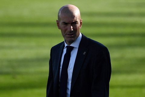 أسطورة ريال مدريد يفضّل عودة زيدان لتدريب الفريق