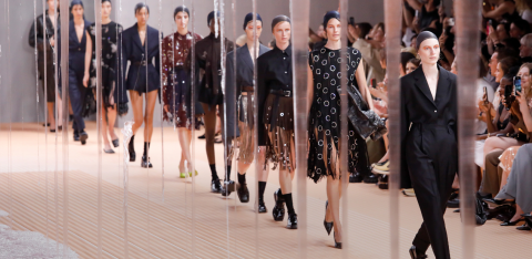 Prada تتعاون مع شركة الفضاء 