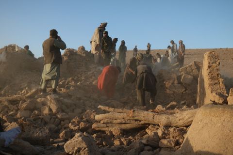 زلزال أفغانستان.. ارتفاع عدد القتلى لأكثر من ألف شخص