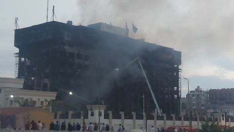 عشرات الإصابات.. حريق هائل يلتهم مبنى مديرية أمن الإسماعيلية 