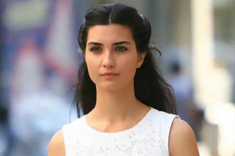 الينا بوز تفاجئ جمهورها وتعلن دخولها القفص الذهبي مع حبيب توبا بويوكستون السابق