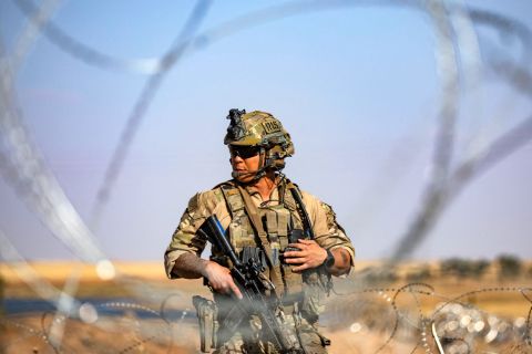 قصف بالصواريخ والمسيرات يستهدف ثلاث قواعد اميركية بسوريا
