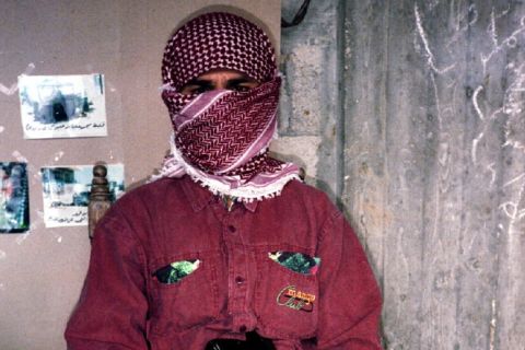 سيجارة الحرية.. احتفال الأسيرة روضة أبو عجمية بحريتها يشعل مواقع التواصل