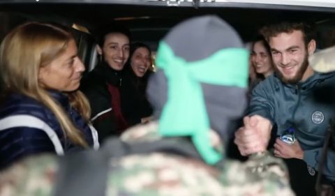 بالأحضان والقبلات.. هكذا ودعت القسام الدفعة السادسة من الأسرى الإسرائيليين