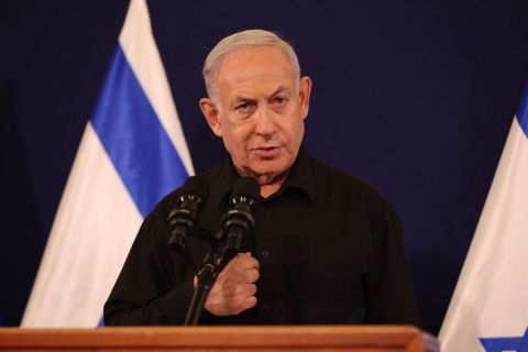 شاهد.. جندي إسرائيلي سابق يحمل علم فلسطين ويكشف أكاذيب الصهيونية