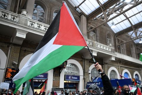 شاهد.. جندي إسرائيلي سابق يحمل علم فلسطين ويكشف أكاذيب الصهيونية
