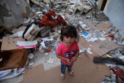 قصف عنيف على غزة واسرائيل تمنع المساعدات الطبية