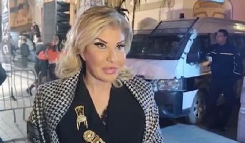 هالة سرحان تتسلم جائزة مهرجان أيام قرطاج بالكوفية الفلسطينية